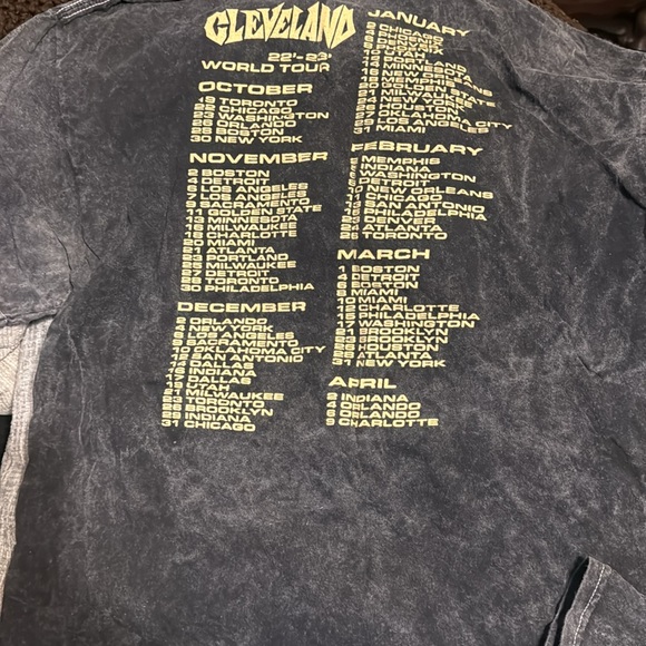 CLE clothing Large Cavs tshirt - Picture 2 of 2